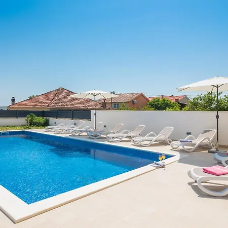 Apollo شقة تروغير