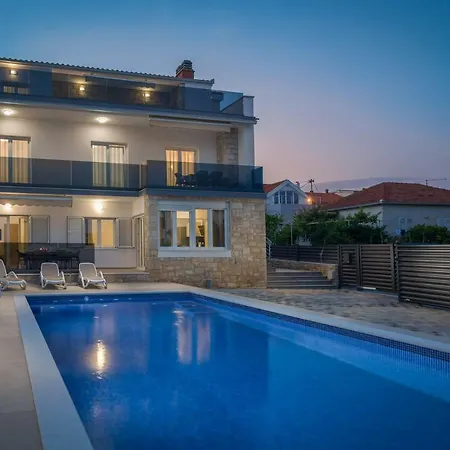 Apollo Apartment