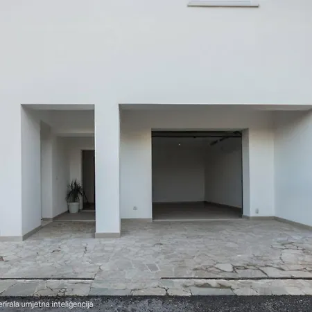 Apollo アパート トロギール