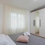 Apollo Apartment *